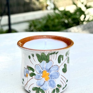 Peut inclure: Bougie blanche dans un porte-bougie en céramique blanche avec un motif floral bleu et vert.