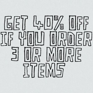 Puede incluir: Texto en blanco y negro sobre un fondo gris claro que dice "GET 40% OFF IF YOU ORDER 3 OR MORE ITEMS".