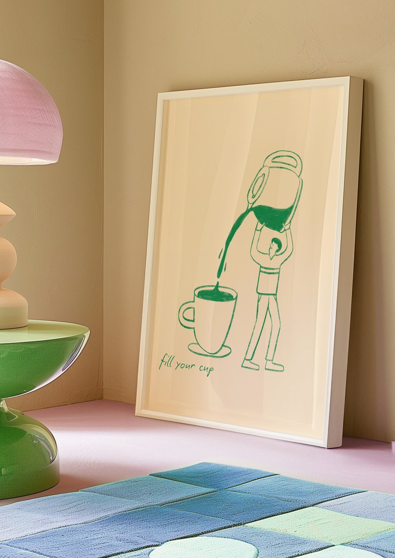 Puede incluir: Una impresi&oacute;n enmarcada con una ilustraci&oacute;n verde de una persona vertiendo caf&eacute; de una olla a una taza. El texto "fill your cup" est&aacute; debajo de la ilustraci&oacute;n.