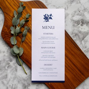 Szablon menu weselnego Karta menu w kolorze niebieskim i białym z kwiatami Edytowalny i do pobrania Szablon menu karty weselnej Część zestawu Templett #BFLW