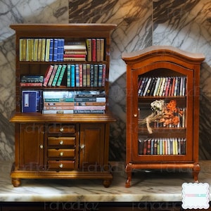Op de afbeelding: Twee houten boekenkasten, een met een vitrine en laden, de andere met glazen planken en een glazen deur. Beide zijn gevuld met boeken.