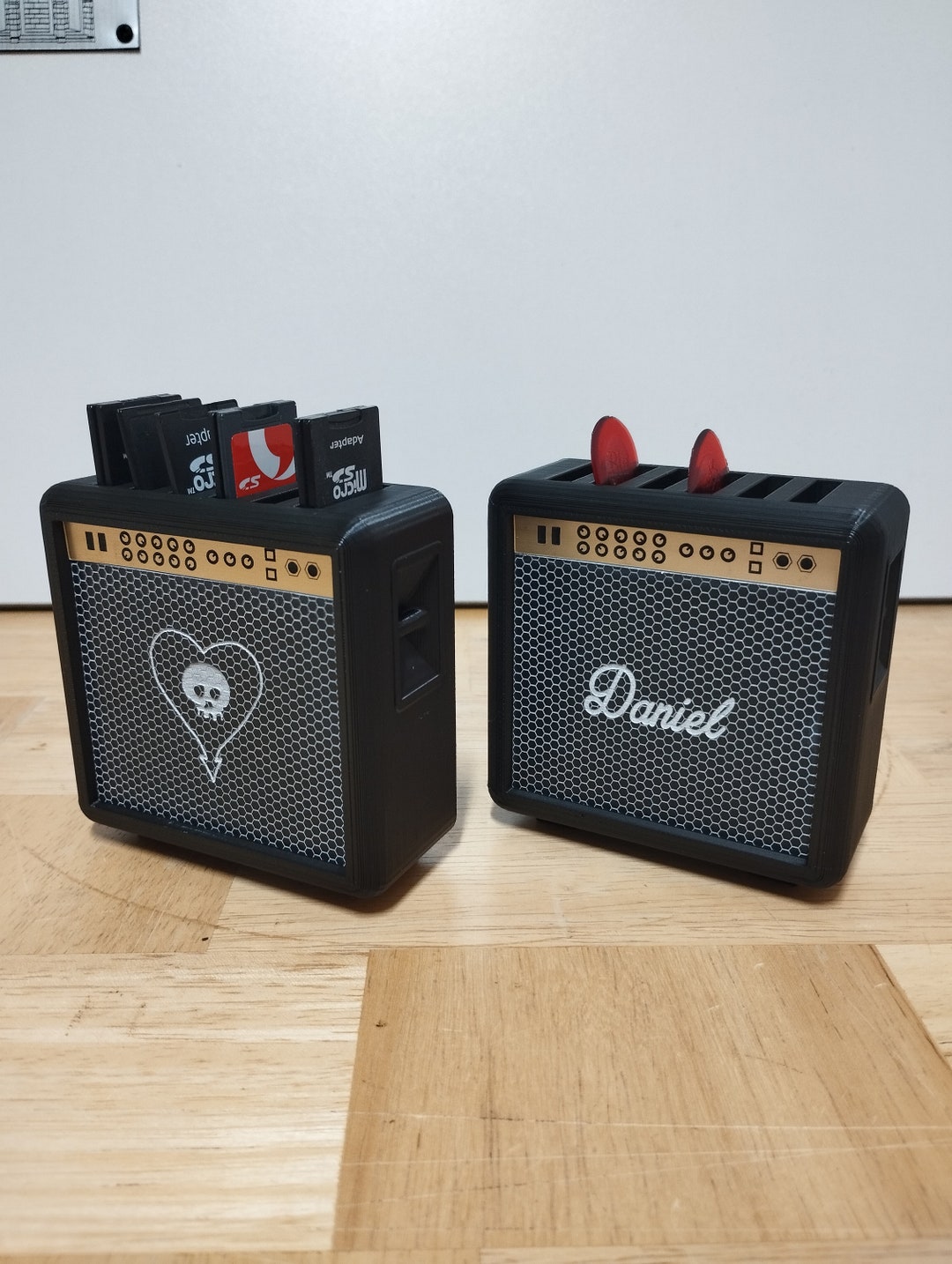 CALLIE Guitar Picks Holder Personalized, Custom Name On 3D Printed Retro Guitar Amp Model Guitar Picks Holder - Premium Plectrum Holder For Musicians And Guitar Players (16 Slots
