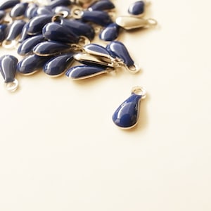 50 solida kungligt blå hartsdroppar på pläterade mässingssmå epoxipärlor med silverfärgad metallbas 6,5 mm