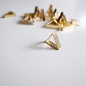 14k goud over messing driehoek frame 10x 10 x2.5mm loodvrij