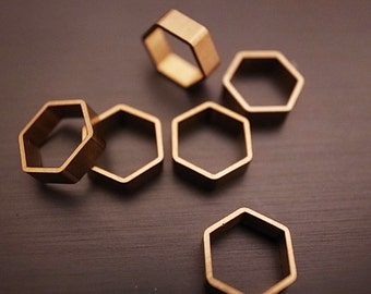 De nuevo en stock 15 piezas de dijes de tubo de latón crudo cortado pequeño con forma hexagonal geométrica de 7,5 x 8,5 x 2,5 mm de ancho