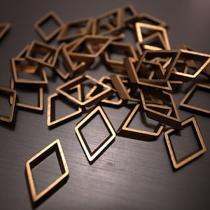 20 sztuk zabytkowych starych, ciętych, surowych mosiężnych rurek z konturem zawieszki w kształcie rombu o geometrycznym kształcie 13x8 mm, małe
