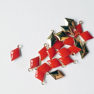 50 pcs of diamond shape hand cast poly resin drop in red on gold tone plating brass base 12.5x7.5 mm