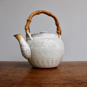 Kyo Kiyomizu yaki ware, Kyoto Japan Mishima style, Studio Pottery Teapot w/ Impressed Design & Shirahagi Glaze, Shōwa Period Japan