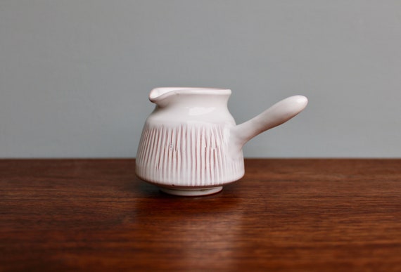 1960s Løvemose Keramik of Denmark Gråsten Saucer or Butter Jug, Marie & (og) Johannes Hansen of Denmark, Striated Milky White on Red Clay