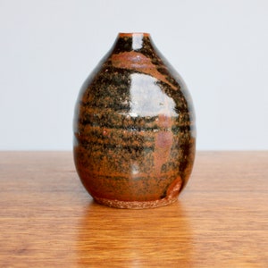 Vtg Studio Pottery Stoneware Bud Vase in Tenmoku Glaze w/ Rose-colored Accents - Asian Inspired Handcrafted Pottery of the 20th Century