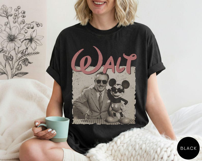 Puede incluir: Camiseta negra con un gr&aacute;fico vintage de Walt Disney y Mickey Mouse. El dise&ntilde;o incluye el nombre "Walt" en una fuente rosa retro. La camiseta es de un estilo c&oacute;modo e informal.