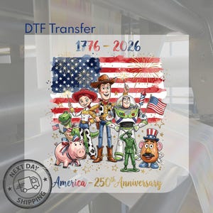 Pu&ograve; includere: Trasferimento DTF con un design patriottico. L'immagine mostra personaggi dei cartoni animati davanti a una bandiera americana ad acquerello con fuochi d'artificio e il testo "1776-2026" e "America - 250th Anniversary."