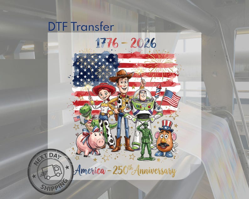 Pu&ograve; includere: Trasferimento DTF con un design patriottico. L'immagine mostra personaggi dei cartoni animati davanti a una bandiera americana ad acquerello con fuochi d'artificio e il testo "1776-2026" e "America - 250th Anniversary."
