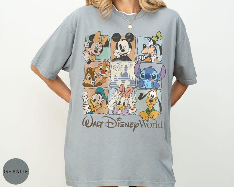 Może przedstawiać: Jasnoniebieska koszulka z nadrukiem przedstawiającym postacie Disneya, w tym Myszka Miki, Myszka Minnie, Goofy, Kaczor Donald, Kaczka Daisy, Pluto, Chip i Dale oraz Stitch. Pod spodem napis "Walt Disney World".