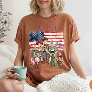 Pu&ograve; includere: Una tazza di ceramica bianca con manico nero e la scritta "But First, Coffee" in nero, in grassetto. La tazza &egrave; su una superficie bianca. La tazza &egrave; alta circa 10 cm.