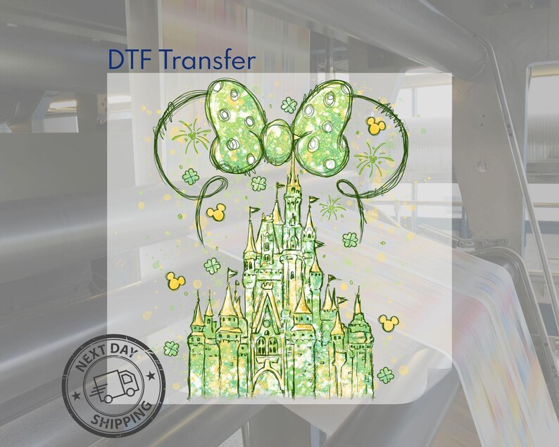 K&ouml;nnte beinhalten: Ein gr&uuml;n-gelbes Schlossdesign mit einer Schleife und Mickey Mouse-Symbolen. Das Bild enth&auml;lt den Text "DTF Transfer" und ein "Next Day Shipping"-Logo. Das Schloss hat mehrere T&uuml;rme und Flaggen, mit einem skurrilen, handgezeichneten Stil.