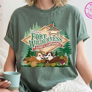 Camiseta Comfort Disney's Fort Wilderness Resort & Campground, Camiseta Mickey and Friends Fort Wilderness Happy Camper, Camiseta vintage de Disney World de los 90
