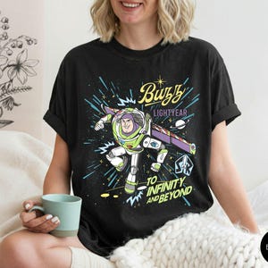 Peut inclure: Ensemble de trois mugs en c&eacute;ramique cr&egrave;me tachet&eacute;e. Chaque mug pr&eacute;sente un motif floral peint &agrave; la main en bleu, vert et jaune. Les mugs ont une forme simple et moderne.