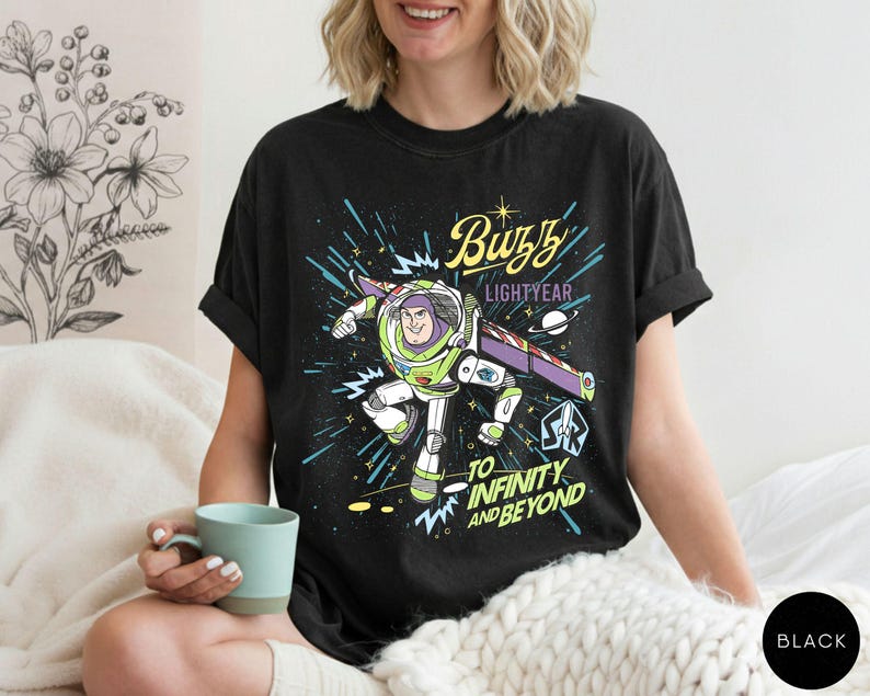 Peut inclure: Ensemble de trois mugs en c&eacute;ramique cr&egrave;me tachet&eacute;e. Chaque mug pr&eacute;sente un motif floral peint &agrave; la main en bleu, vert et jaune. Les mugs ont une forme simple et moderne.