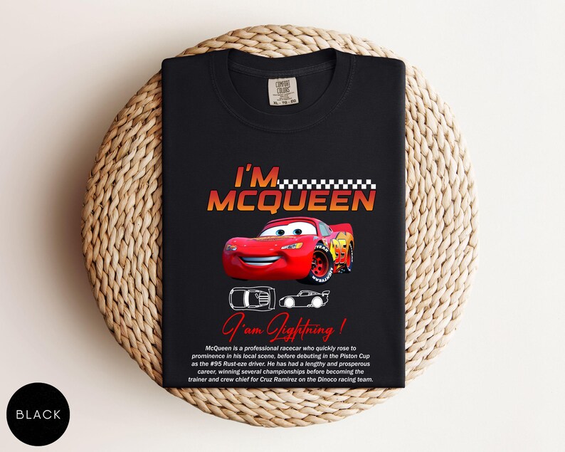 Puede incluir: Camiseta negra con un dise&ntilde;o del personaje Rayo McQueen de la pel&iacute;cula Cars. El dise&ntilde;o incluye el texto "I'm McQueen" y "I am Lightning!" en rojo y amarillo. La camiseta tambi&eacute;n tiene una peque&ntilde;a imagen del personaje.
