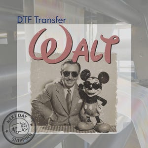 Puede incluir: Transferencia DTF con una imagen vintage de Walt Disney y Mickey Mouse. La imagen est&aacute; en tonos sepia con la palabra "WALT" en una fuente roja desgastada. Una insignia de "Env&iacute;o al d&iacute;a siguiente" est&aacute; en la esquina inferior izquierda.