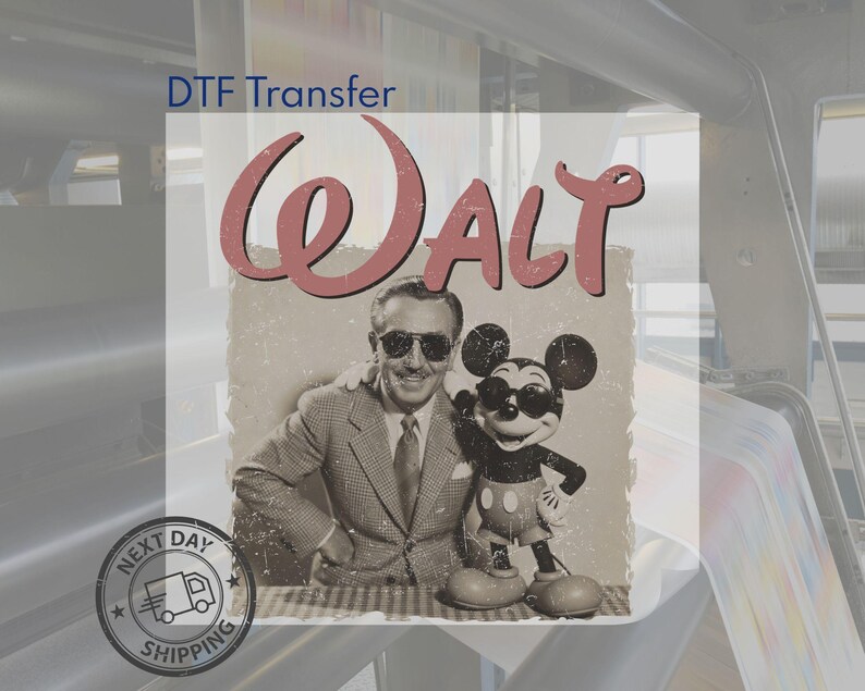 Puede incluir: Transferencia DTF con una imagen vintage de Walt Disney y Mickey Mouse. La imagen est&aacute; en tonos sepia con la palabra "WALT" en una fuente roja desgastada. Una insignia de "Env&iacute;o al d&iacute;a siguiente" est&aacute; en la esquina inferior izquierda.