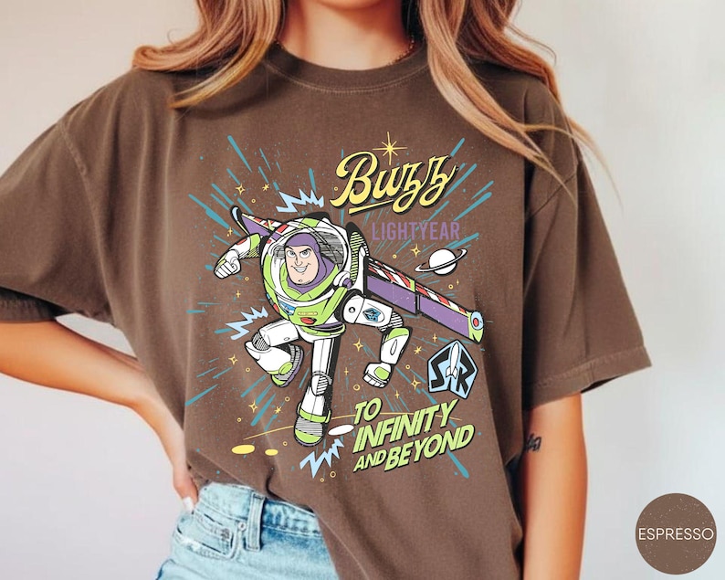 Peut inclure: Une tasse en c&eacute;ramique blanche avec une anse noire et l'inscription "But First, Coffee" en gras noir. La tasse contient un liquide fonc&eacute;, probablement du caf&eacute;, et repose sur une surface claire.