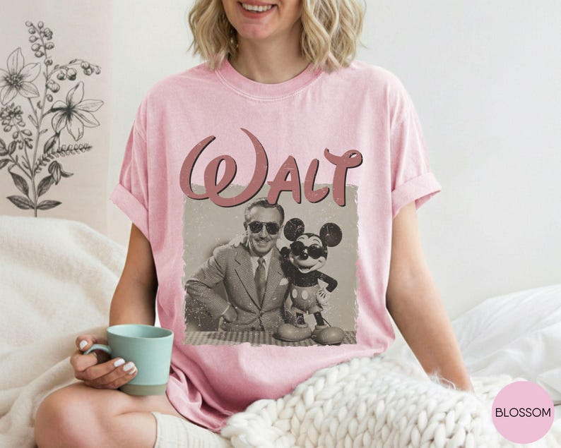 Puede incluir: Camiseta rosa claro con un gr&aacute;fico vintage de Walt Disney y Mickey Mouse. La palabra "Walt" est&aacute; impresa en una fuente retro encima de la imagen. La camiseta es de color rosa claro.