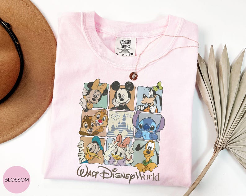 Może przedstawiać: Jasnor&oacute;żowa koszulka z kolorową grafiką postaci Disneya w kwadratowych ramkach. Koszulka zawiera Myszkę Miki, Minnie, Goofy'ego, Chipa i Dale'a, Stitcha, Kaczora Donalda, Daisy Duck i Pluto. Tekst "Walt Disney World" jest wydrukowany poniżej.