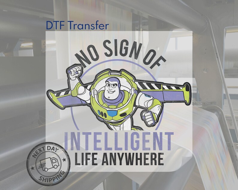 Puede incluir: Transferencia DTF con una imagen de dibujos animados de Buzz Lightyear y el texto "NO SIGN OF INTELLIGENT LIFE ANYWHERE". El dise&ntilde;o utiliza verde, blanco, morado y negro. Tambi&eacute;n hay un gr&aacute;fico circular con un cami&oacute;n y las palabras "NEXT DAY SHIPPING".