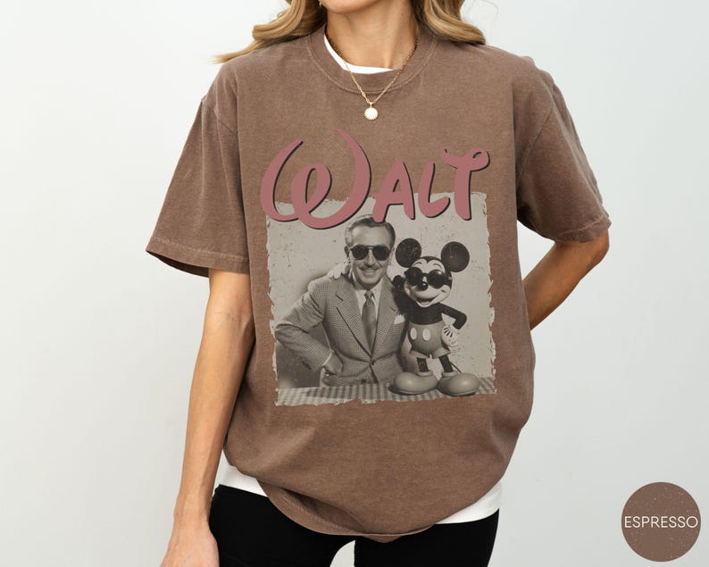 Puede incluir: Camiseta marr&oacute;n con un gr&aacute;fico vintage de Walt Disney y Mickey Mouse. La palabra "Walt" est&aacute; en una fuente de escritura sobre la imagen. La camiseta tiene un corte holgado y mangas cortas.