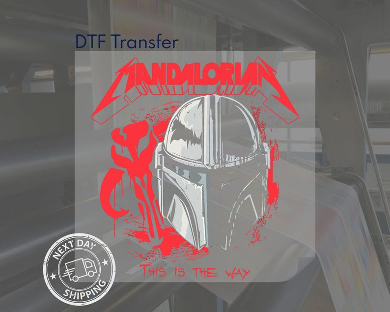Op de afbeelding: Een rood-witte afbeelding met het woord "MANDALORIAN" in een gestileerd lettertype, met een helmontwerp en de zin "THIS IS THE WAY." De afbeelding is een DTF-transfer.