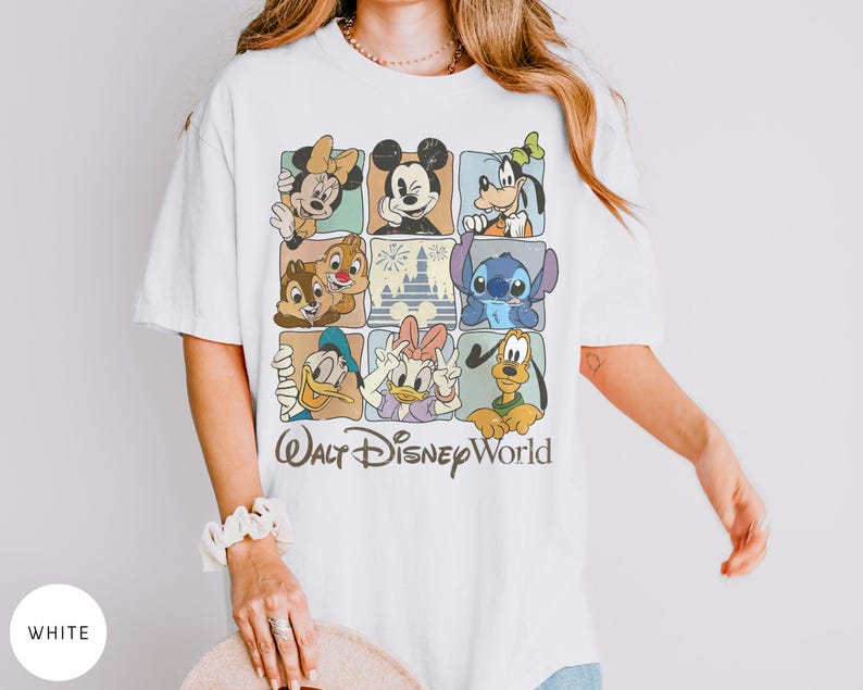 Może przedstawiać: Biała koszulka z siatką postaci Disneya, w tym Myszki Miki i Myszki Minnie, Goofy'ego, Kaczora Donalda i Daisy Duck, Chipa i Dale'a, Stitcha i Pluto. Pod spodem wydrukowano napis "Walt Disney World".