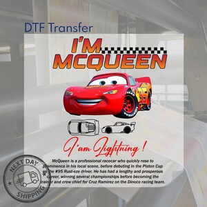 Puede incluir: Una transferencia DTF con el texto "I'M MCQUEEN" encima de un coche de carreras rojo de dibujos animados. Debajo del coche hay dos dibujos lineales del coche y el texto "I am Lightning!" est&aacute; escrito en cursiva. La imagen tambi&eacute;n incluye un sello de "Next Day Shipping".