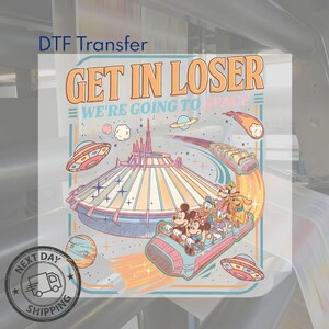 Pode incluir: Gr&aacute;fico de transfer&ecirc;ncia DTF com o texto "GET IN LOSER WE'RE GOING TO SPACE" apresentando um desenho animado de Mickey, Minnie, Donald, Pateta e Pluto em uma nave espacial. O design inclui planetas, um cometa e um OVNI.