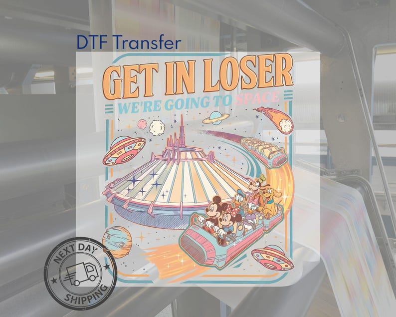 Pode incluir: Gr&aacute;fico de transfer&ecirc;ncia DTF com o texto "GET IN LOSER WE'RE GOING TO SPACE" apresentando um desenho animado de Mickey, Minnie, Donald, Pateta e Pluto em uma nave espacial. O design inclui planetas, um cometa e um OVNI.