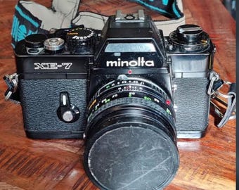 Cámara Minolta Xe-7 de 35 mm con objetivo de 50 mm (Japón)