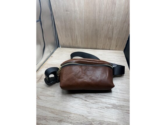 The Metolius Dry Fly Leather Goods Fanny Pack