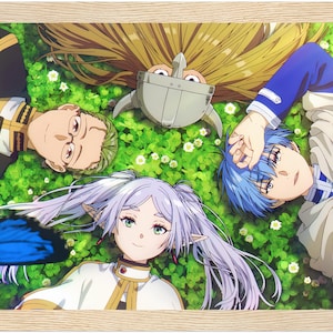 Puede incluir: Cuatro personajes de anime están tumbados en una cama de trébol verde. El personaje del centro tiene el pelo largo morado y ojos verdes. El personaje de la izquierda tiene el pelo corto verde y gafas. El personaje de la derecha tiene el pelo corto azul y ojos azules. El personaje de arriba tiene el pelo largo rubio y lleva un casco.