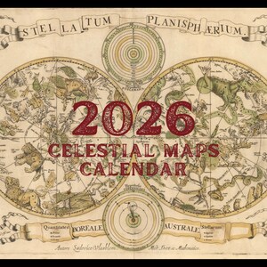 Può includere: Un calendario di mappe celesti del 2026 in stile vintage. Il calendario presenta due mappe celesti dettagliate con costellazioni ed elementi astronomici. Il testo "2026 Celestial Maps Calendar" è visualizzato in bordeaux.