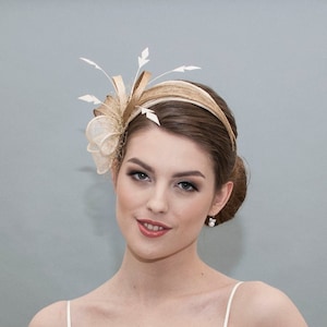 Beige und goldener Fascinator Hut. Champagner Hochzeit Fascinator. Bild 3