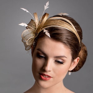 Beige und goldener Fascinator Hut. Champagner Hochzeit Fascinator. Bild 2