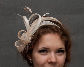 Fascinator bianco e champagne, fascinator foglia beige e bianca, elegante fascinator foglia bianca e champagne