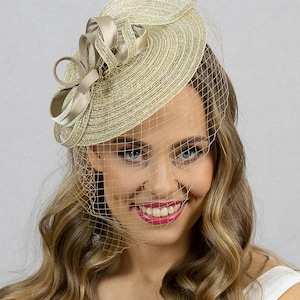 Golden colour fascinator hat. Gold colour hatinator. Golden fascinator.