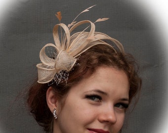 Champagne, fascinator beige. Affascinante matrimonio con champagne.