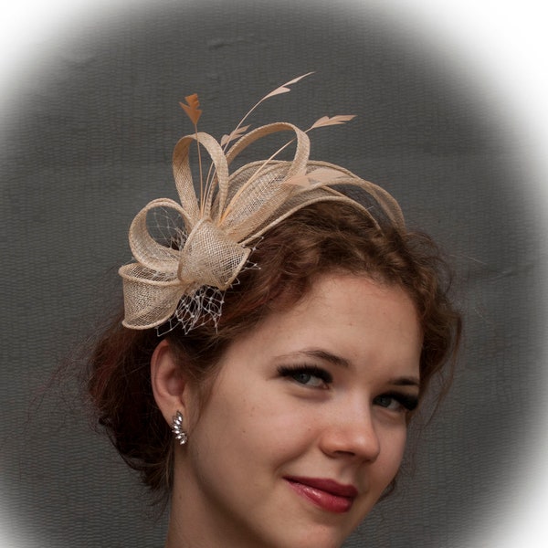 Champagnerfarbener, beigefarbener Fascinator. Champagner Hochzeit Fascinator.