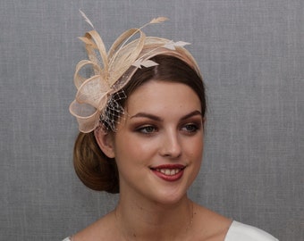 Champagne en blush roze blad fascinator. Roze en beige bruiloft fascinator.