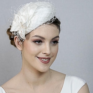 Elegant ivory wedding hat. Silk hat for the bride. Ivory white bridal hat.