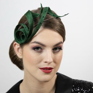 Forest green minimalist abstract fascinator. Trendy green fascinator headpiece for Christmas parties.
