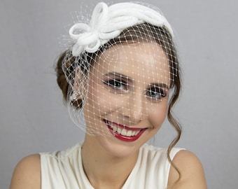 Weißer Braut Fascinator mit Gesichtsschleier. Hochzeitshut für die Braut. Kirchenhut für die Braut.